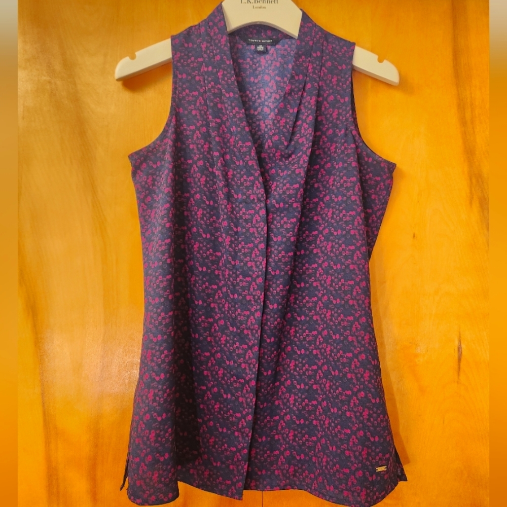 Tommy Hilfiger Women's Sleeveless Blouse Size XS in Navy/Fuchsia Pattern, $59